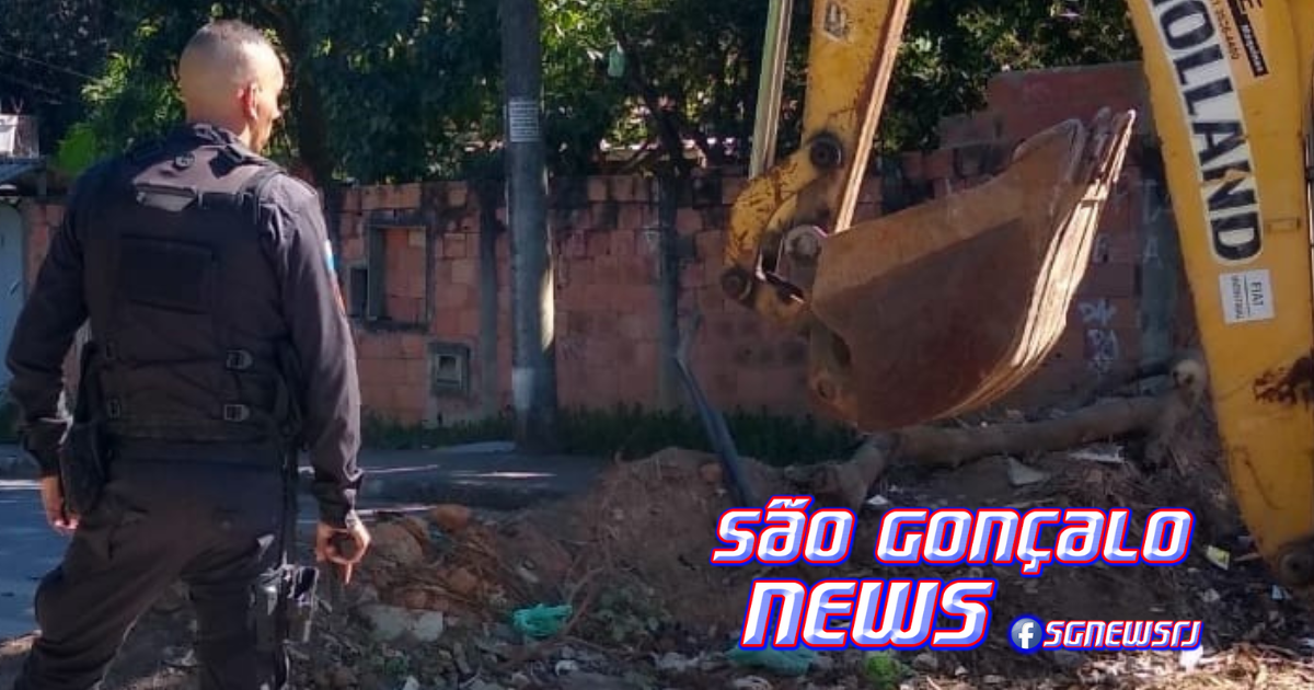 A ação, que visa restaurar a segurança e a mobilidade na região, contou com o apoio de uma retroescavadeira e um caminhão de carga.