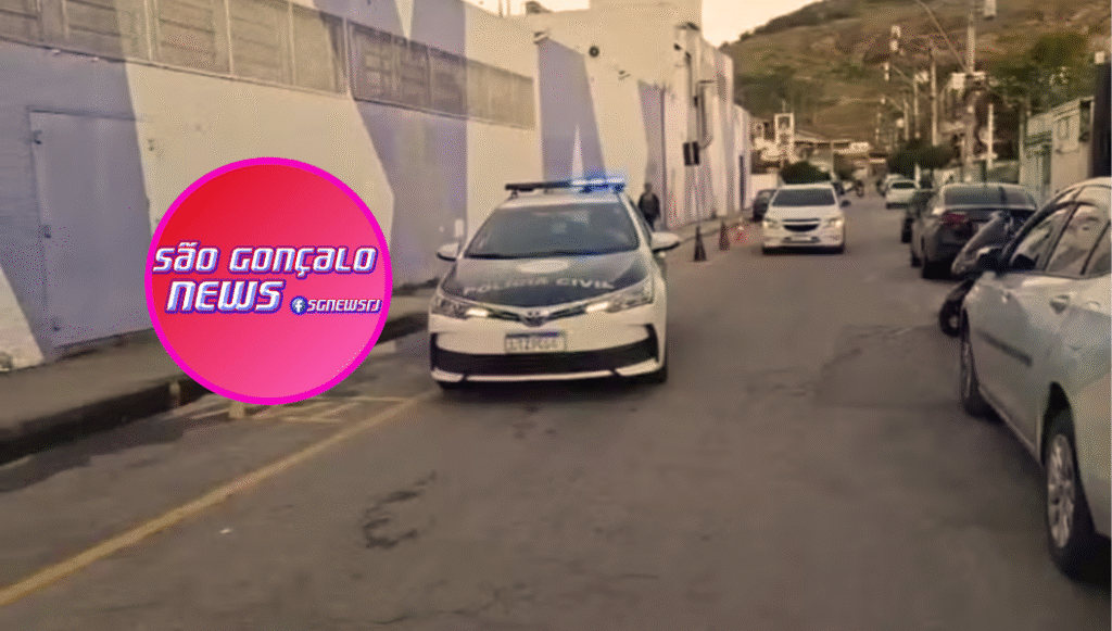 Viatura da 76ª DP durante a ação que prendeu em flagrante motorista acusado de extorsão — Foto: divulgação